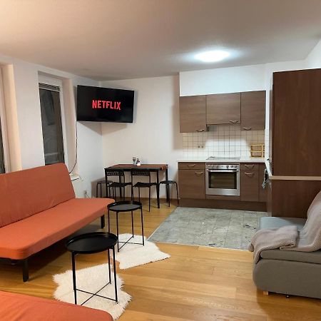 West2 Apartment Wina Bagian luar foto